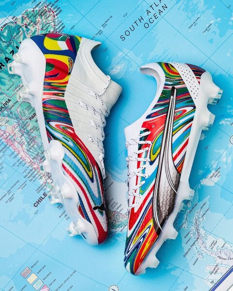 Chaussures de foot multicolores