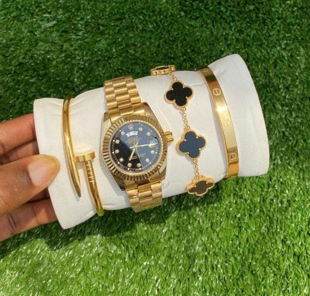 Montre et Bracelets en Or Élégants