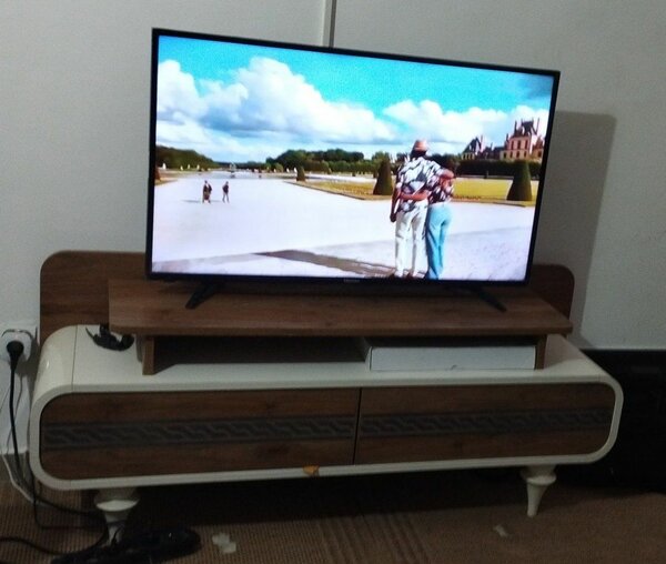 TV Hisense 43 pouces avec meuble 