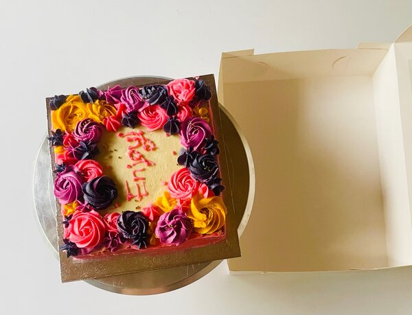 Vanilla square rosettes cake