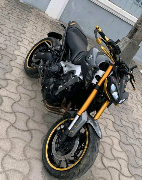 Yamaha MT-09 personnalisée