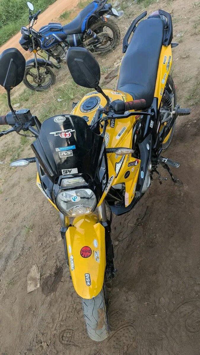Moto sportive jaune