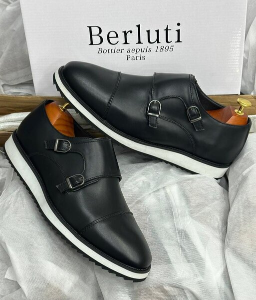 Chaussures élégantes Berluti