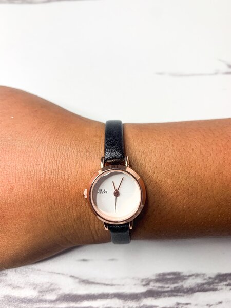 MONTRE EN CUIR NOIR POUR FEMME