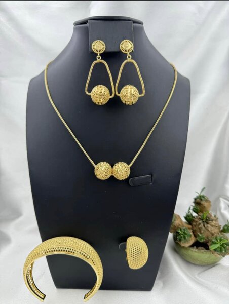 Des Comple chaîne plaque disponible