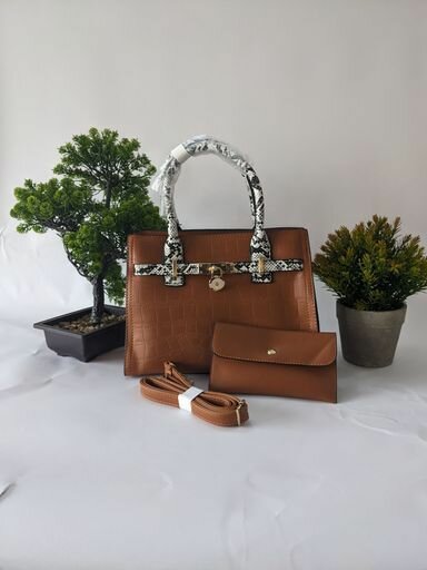 Fashionable leather bag