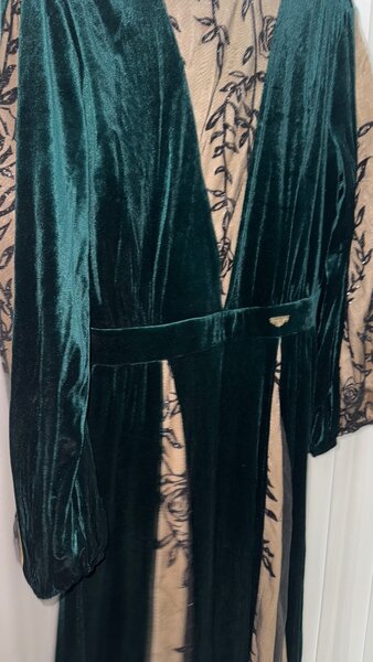 Платье Дубай один раз одевала.Покупали 10000