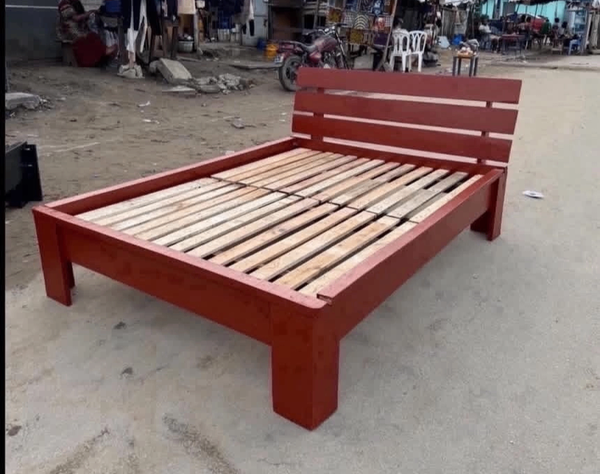 Cadre de lit en bois avec tête de lit