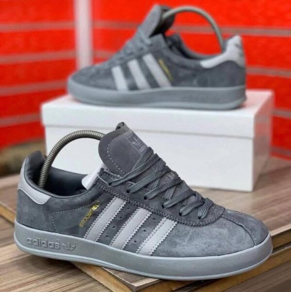 Chaussures grises en cuir