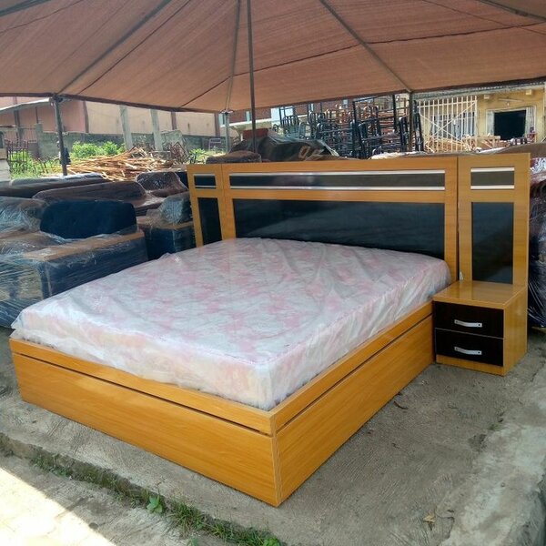 Lit double en bois avec matelas