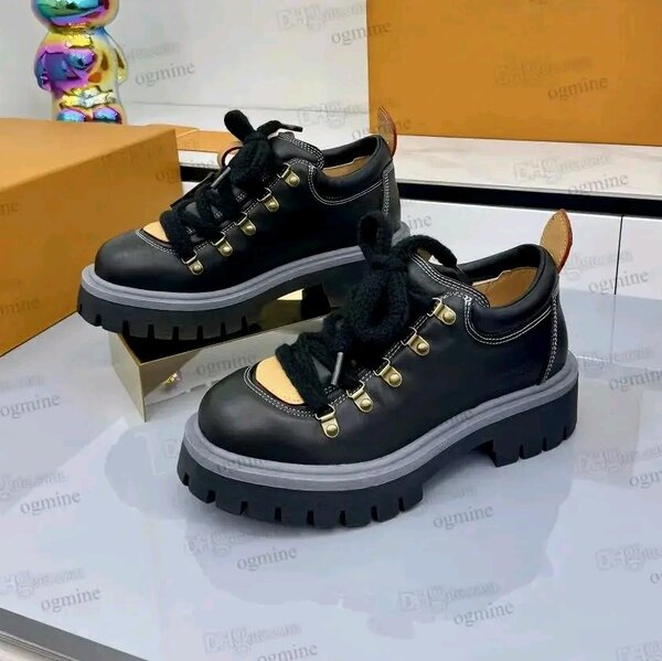 Chaussures montantes en cuir noir