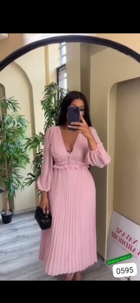 Robe rose plissée élégante