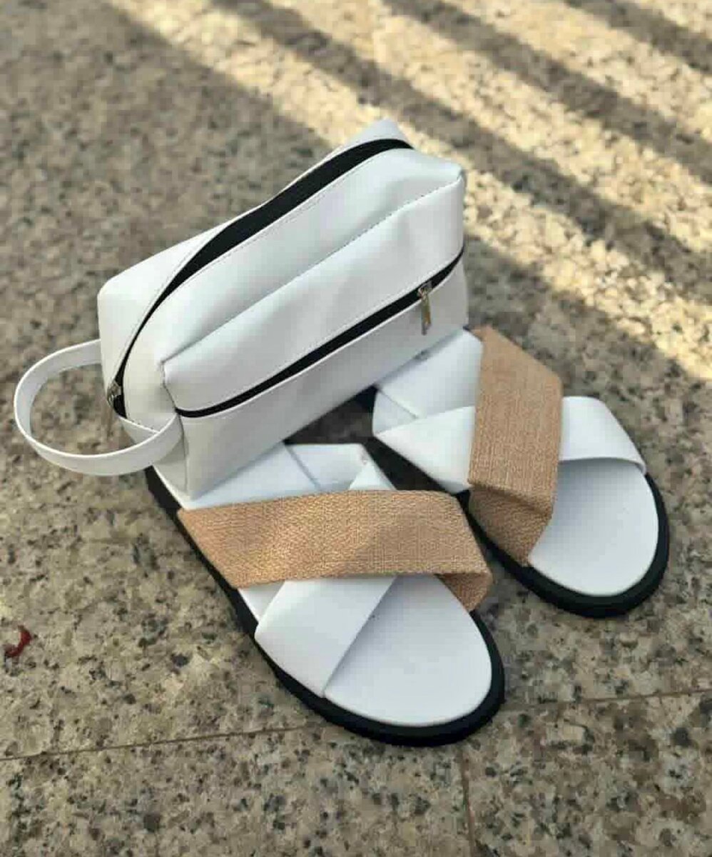 Sandales plates en cuir avec pochette