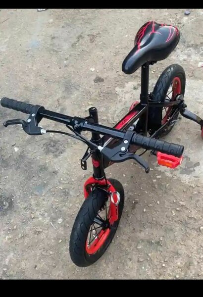 Vélo Enfant Rouge avec Stabilisateurs