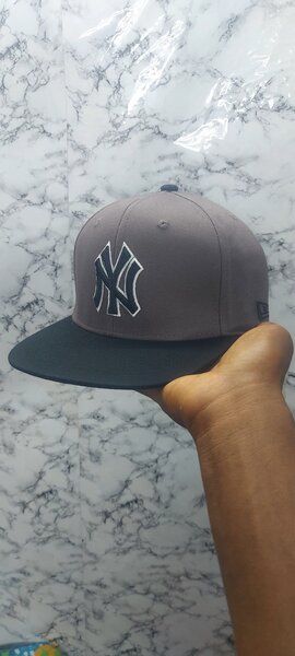 Casquette sportive grise