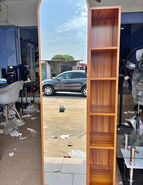 Étagère en bois avec miroir