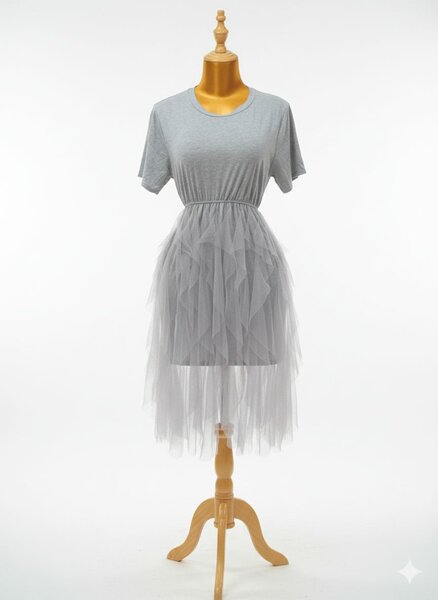 Robe grise avec jupe en tulle