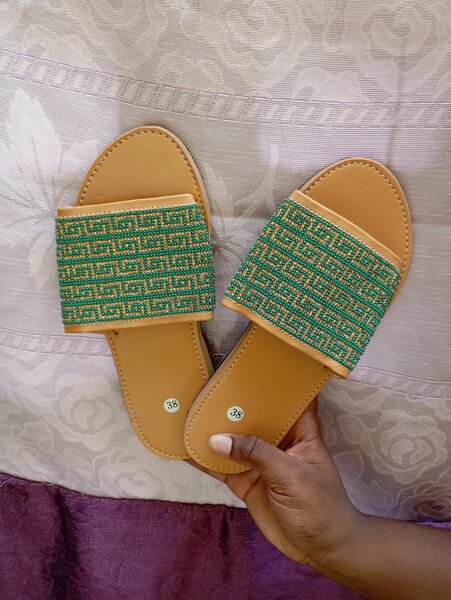 Sandales en cuir ornées