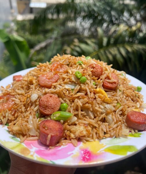Riz frit à la saucisse