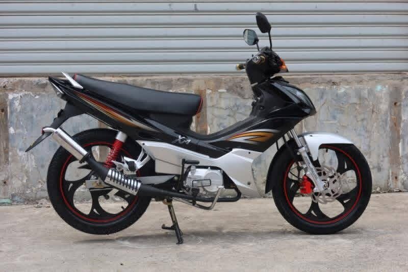 Moto Yamaha noire et argent
