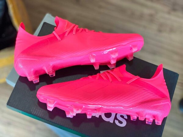 Chaussures de football rose vif