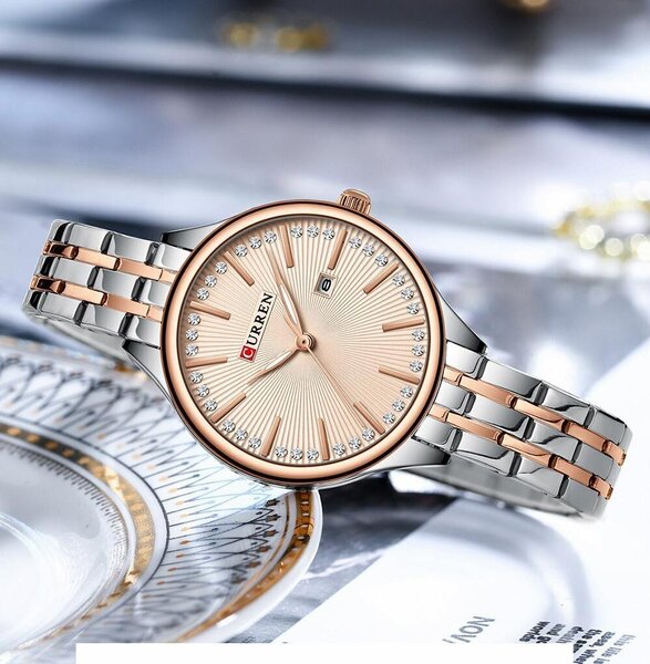 Montre femme élégante dorée