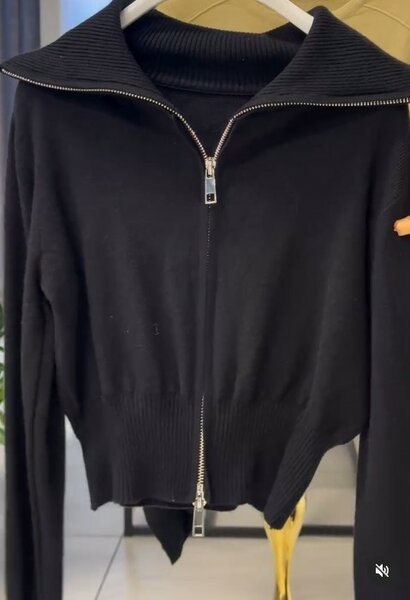 Кофта на молнии черного цвета