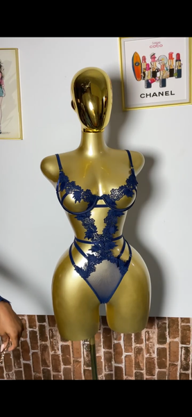 Ensemble lingerie bleu en dentelle
