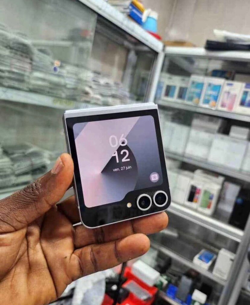 Smartphone pliable compact