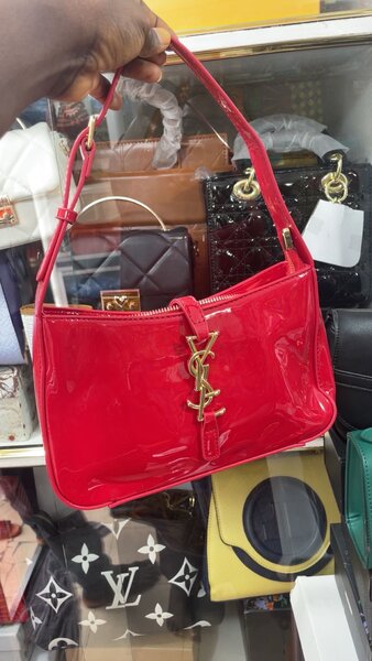 Sac à main vernis rouge