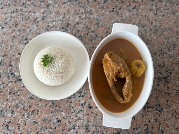 Plat de poisson en sauce avec riz