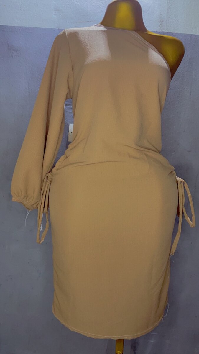 Robe élégante à une épaule