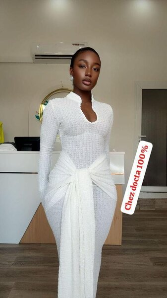 Robe blanche élégante crochetée
