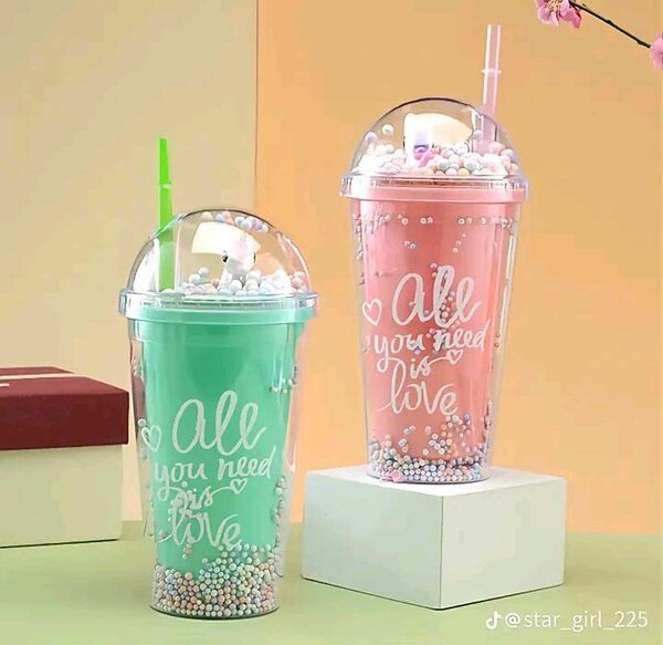 Tasses à paille colorées