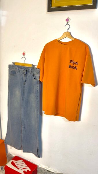 T-shirt orange "Allergic to Bullshit"