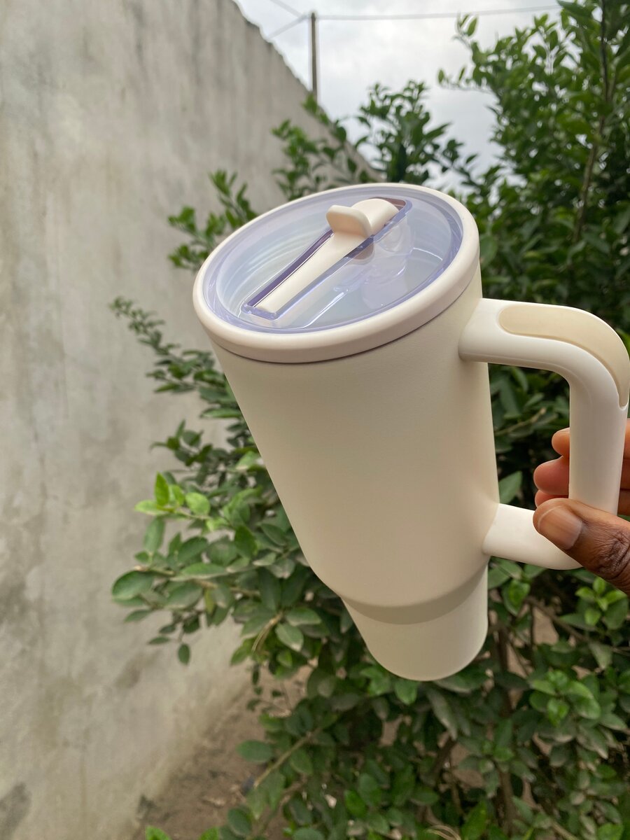 Tasse isotherme avec paille