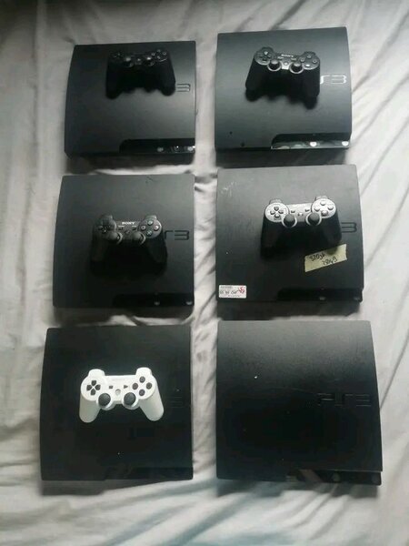 Console de jeu PS3 avec manette