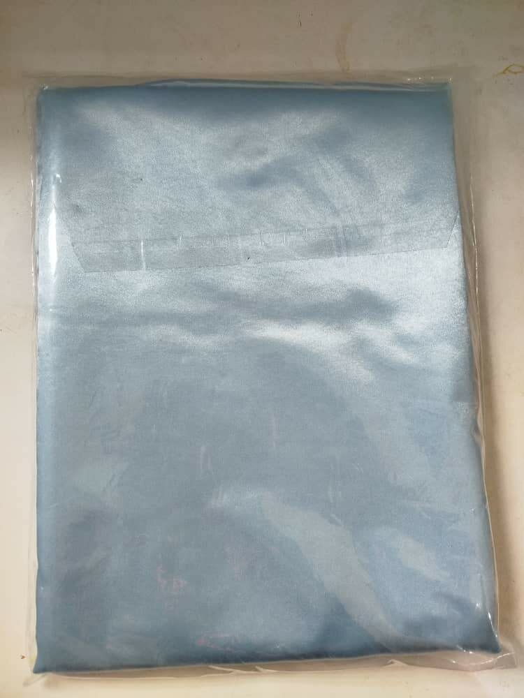 Rideaux en satin bleu élégants