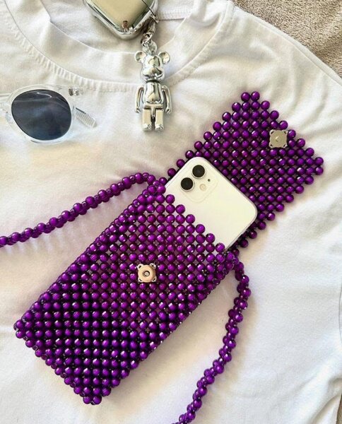 Pochette en perles violettes