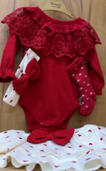 Комплект из боди для девочки красного цвета с юбкой и носками и повязка с бантиком