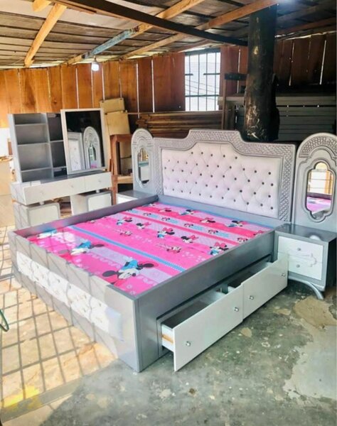 Lit moderne avec rangement