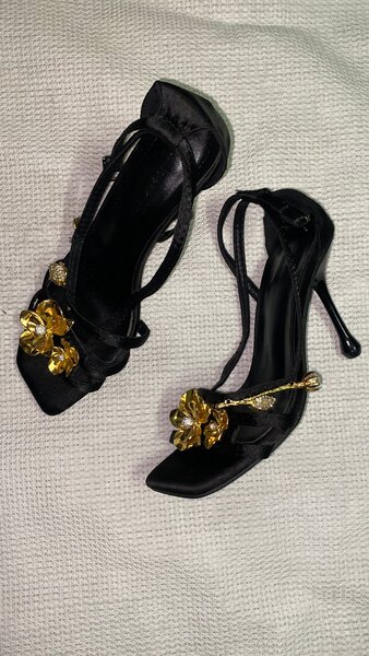 Sandales à talons ornées fleur