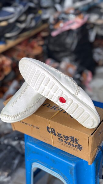 Mocassins blancs en cuir élégant