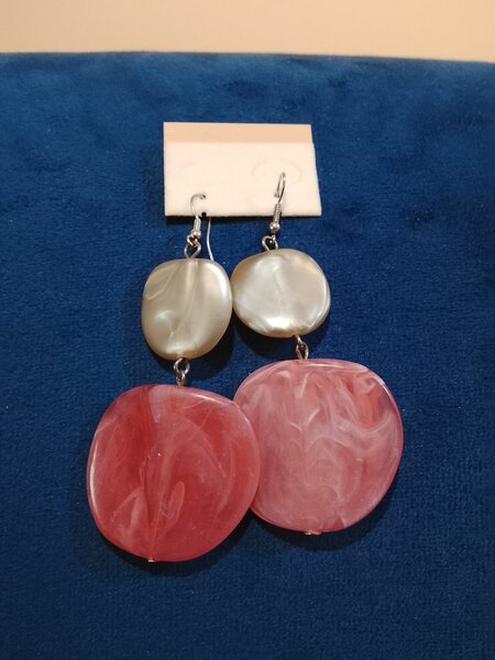 Boucles d'oreilles pendantes en résine rose