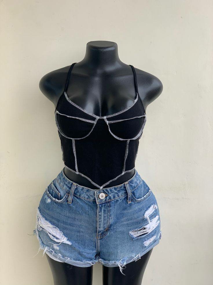 Top moulant noir élégant