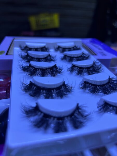 Faux cils volumineux