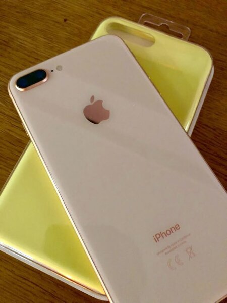iPhone avec Coque Jaune