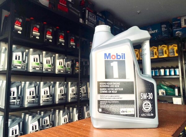 Mobil 1 5W-30 full synthetic Engine oil (CANADA)