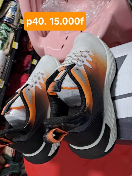 Chaussures de sport orange, noir et blanc