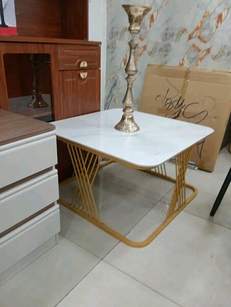 Table d'appoint en marbre et métal doré